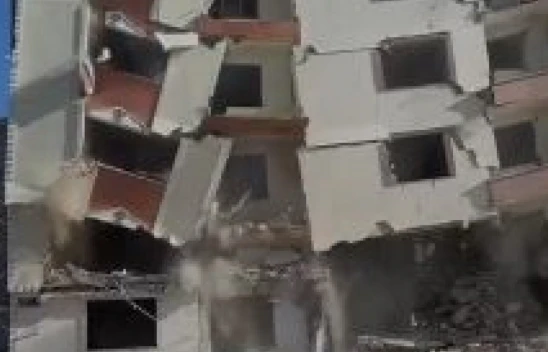 Elazığ'da Ağır Hasarlı Bina Bir Dokunuşla Çöktü! O Anlar Kamerada