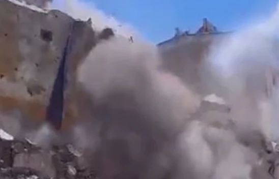 Elazığ'da ağır hasarlı binaların yıkımı sürüyor