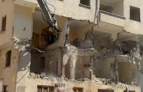 Elazığ'da ağır hasarlı binaların yıkımı hız kesmeden sürüyor