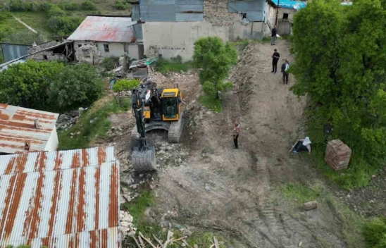 Ağın'da Ağır Hasarlı Yapıların Yıkımı Başladı