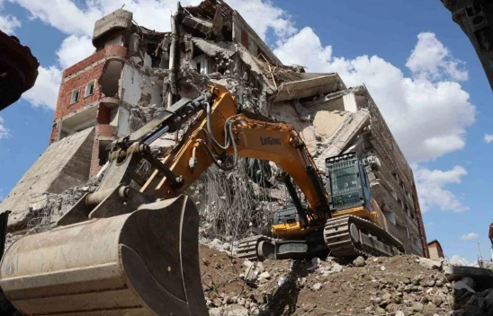 Elazığ'da ağır hasarlı yapıların yıkımları sürüyor