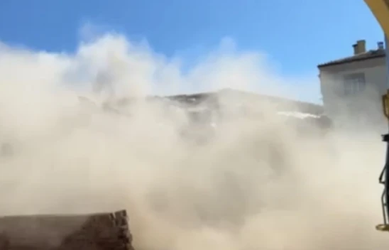 Elazığ'da ağır hasarlı yapıların yıkımları sürüyor