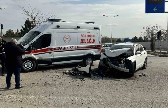 Elazığ'da Ambulans ile Otomobil Çarpıştı: İki Sürücü Yaralandı