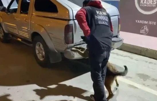 Elazığ'da Zehir Tacirlerine Darbe: Bagaj Kapağına Gizlenmiş 5 Kilo Metamfetamin Ele Geçirildi