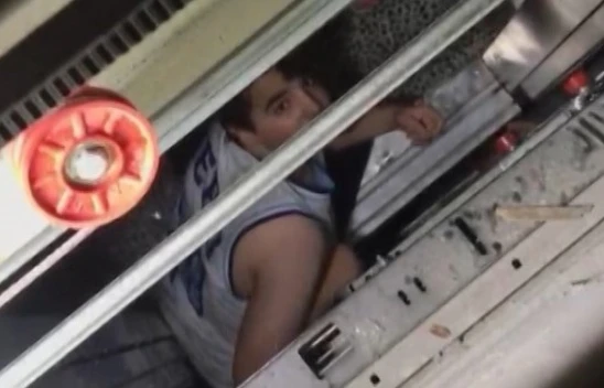 Elazığ'da asansörde kalan çocuk, itfaiye ekipleri tarafından kurtarıldı