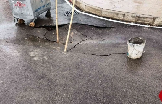 Elazığ'da aşırı yağışlar nedeniyle yolda çökme meydana geldi