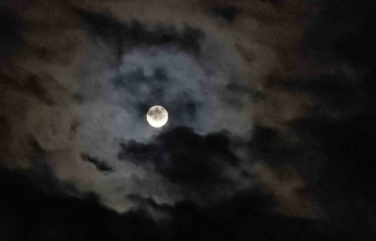 Elazığ'da Ay'ın bulutlar arasında geçişi hayranlık uyandırdı