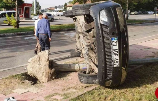 Elazığ'da aydınlatma direğine çarpan otomobil devrildi: 2 yaralı