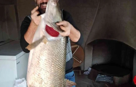 Elazığ'da balıkçılar ağa takılan dev turnalar karşısında şaşkına döndü