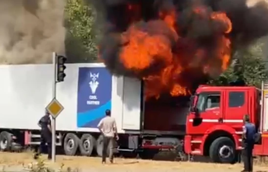 Elazığ'da Baskil Yolu Kavşağı'nda Tır Alev Aldı