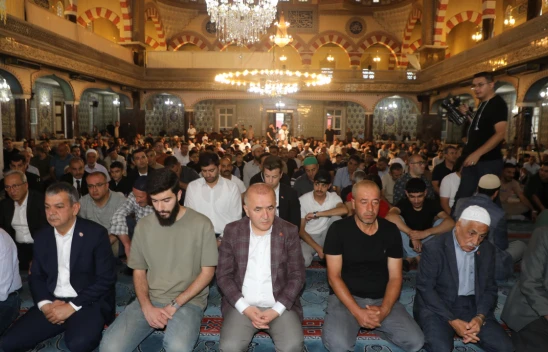 Elazığ'da Bayram Namazında Camiler Doldu Taştı: Protokol ve Vatandaşlar İzzetpaşa Camisi'nde Buluştu
