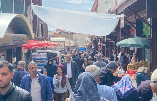 Elazığ Tarihi Kapalı Çarşısında Bayram Yoğunluğu: Alışveriş Hareketliliği Başladı
