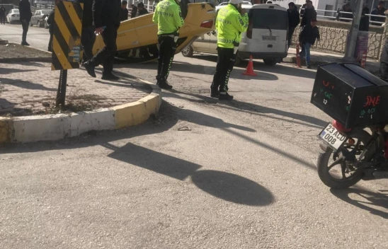 Elazığ'da Beton Mikseri ile Çarpışan Ticari Taksi Ters Döndü: 1 Yaralı