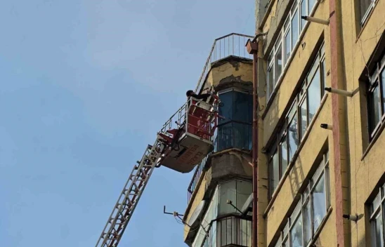 Elazığ'da binanın dış cephe sıvaları döküldü, itfaiye ve polis alarma geçti