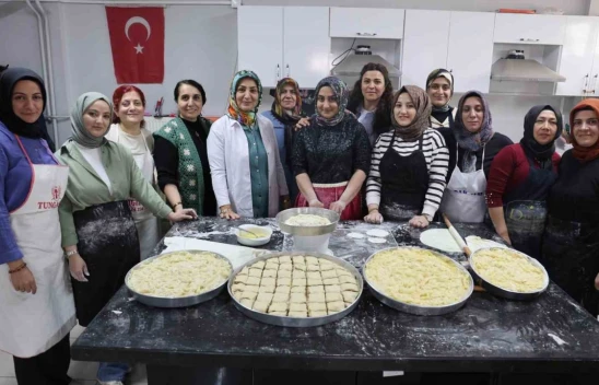 Elazığ'da Kadınların Tatlı Telaşı: Aşçılık Kursunda Hem Öğreniyorlar Hem Bayrama Hazırlanıyorlar!