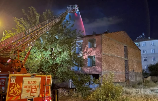 Elazığ'da Boş Binanın Çatısında Çıkan Yangın Söndürüldü