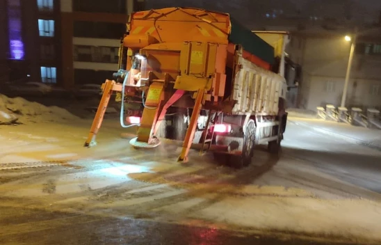 Elazığ'da buzlanmaya karşı tuzlama çalışması