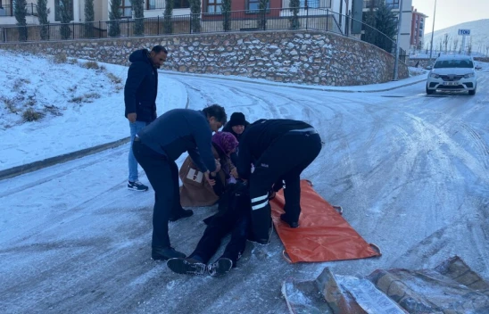 Elazığ'da Buzlu Yolda Düşen Yaşlı Adam, Sağlık Ekiplerinin Zorlu Mücadelesiyle Kurtarıldı