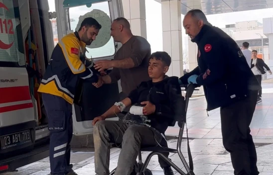 Elazığ'da çapa makinesine elini kaptıran 14 yaşındaki çocuk, yaralandı