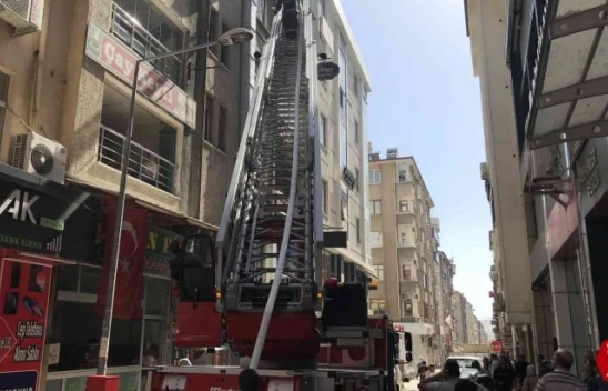 Elazığ'da çatı yangını, büyümeden söndürüldü