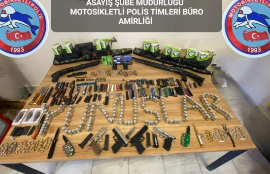 Elazığ'da Cephanelik Gibi Ev! Çok Sayıda Ruhsatsız Silah ve Kesici Alet Ele Geçirildi