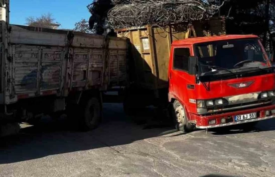 Elazığ'da demir yüklü kamyonun tehlikeli yolculuğu kameraya yansıdı