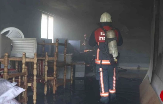 Elazığ'da depoda çıkan yangında 1 kişi dumandan etkilendi
