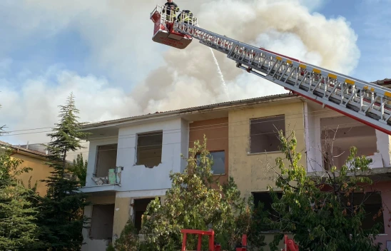 Elazığ'da Depremde Boşaltılan Binanın Çatısında Çıkan Yangın Söndürüldü