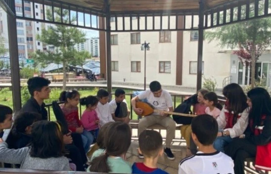 Elazığ'da depremzede çocuklar yalnız bırakılmıyor