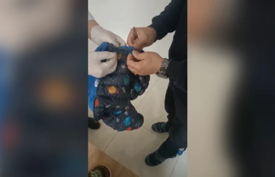Elazığ'da dilencinin parayı sakladığı yer pes dedirtti, bebek montundan bin 200 lira çıktı