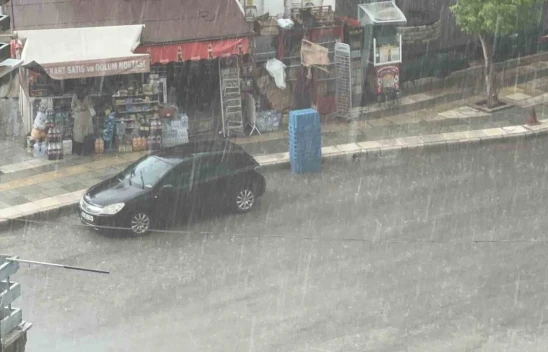 Elazığ'da dolu ve sağanak etkili oldu
