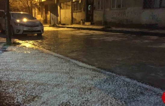 Elazığ'da Dolu Yağışı Etkili Oldu, İş Yerlerini Su Bastı