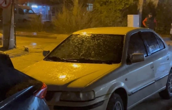 Elazığ'da Kısa Süreli Dolu Yağışı: Caddeler ve Araçlar Beyaza Büründü!