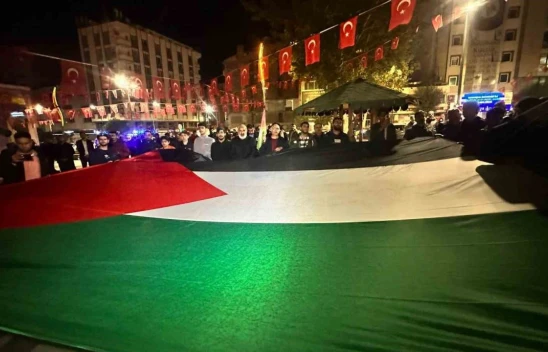 Elazığ'da eller semaya Filistin için açıldı