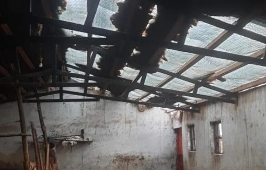 Elazığ'da Fırtına Ahırın Çatısını Uçurdu! Meteoroloji Uyarıyor: Dikkatli Olun