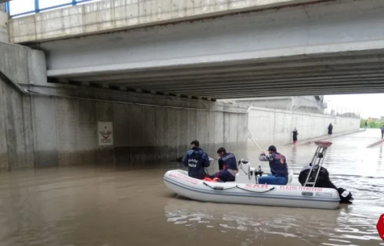 Elazığ'da Ev ve İş Yerlerini Su Bastı, Mahsur Kalanları İtfaiye Botla Kurtardı