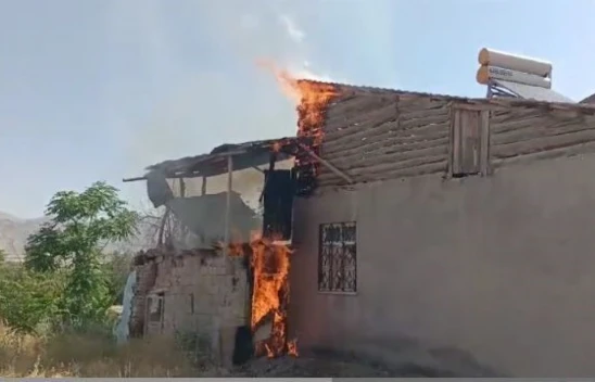 Elazığ'da ev yangını