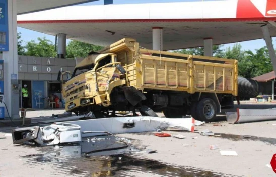 Elazığ'da Faciaya Ramak Kaldı, Kamyon Benzinliğe Daldı 5 Kişi Yaralandı