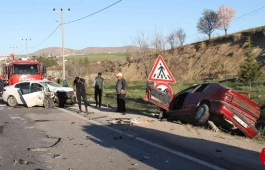 Keban Yolunda Feci Kaza, 2 Araç Kafa Kafaya Çarpıştı 1 Ölü 3 Yaralı