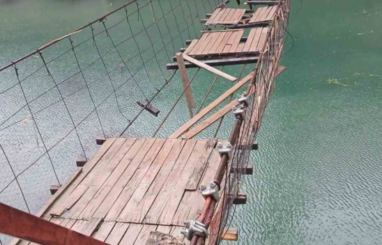 Elazığ'da fırtınadan dolayı asma köprü zarar gördü