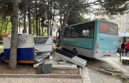 Elazığ'da Freni Patlayan Midibüs 2 Araca Çarptı, 16 Kişi Yaralandı