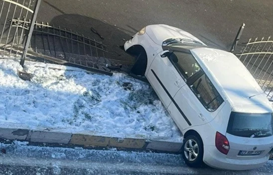 Elazığ'da gece etkili olan kar yağışı sabah kazalara neden oldu: 3 yaralı