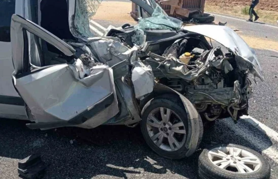 Kovancılar'da Hafif Ticari Araç İle Traktör Çarpıştı, 1'i Ağır 5 Yaralı