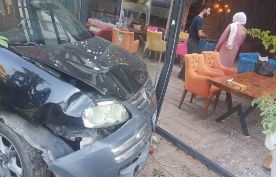 Elazığ'da Hafif Ticari Araç Kafeye Girdi, O Anlar Kameraya Yansıdı