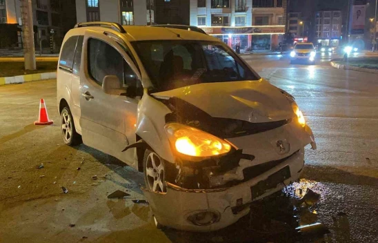Elazığ'da Trafik Kazası: Polis Aracı ve Ticari Araç Çarpıştı, 4 Yaralı