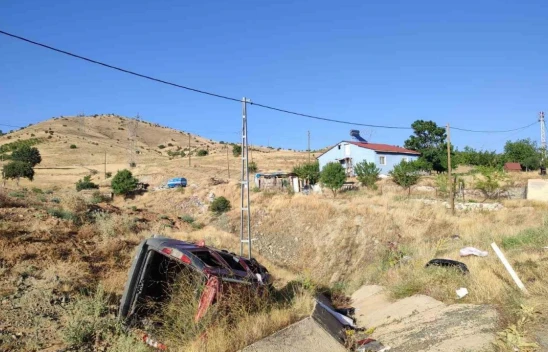 Elazığ'da hafif ticari araç şarampole yuvarlandı: 1 yaralı