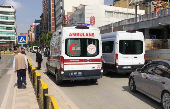 Karşıdan Karşıya Geçmeye Çalışan Yayaya Otomobil Çarptı !