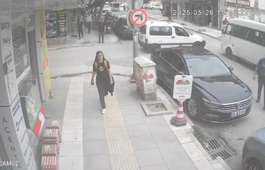 Elazığ'da hafif ticari araçla minibüs çarpıştı, kaza anı kamerada