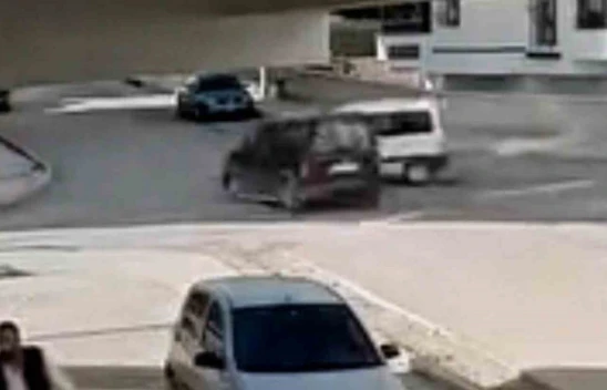 Elazığ'da hafif ticari araçlar çarpıştı