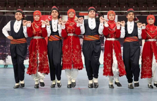 Elazığ'da halk oyunları yarışması renkli görüntüler oluşurdu
